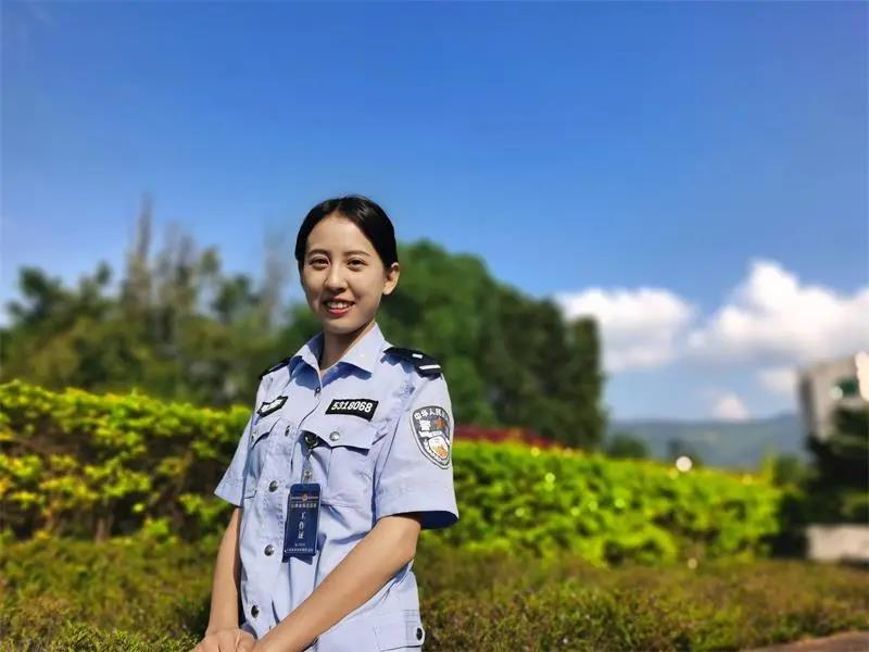 还记得第一次穿上警服的心情吗？